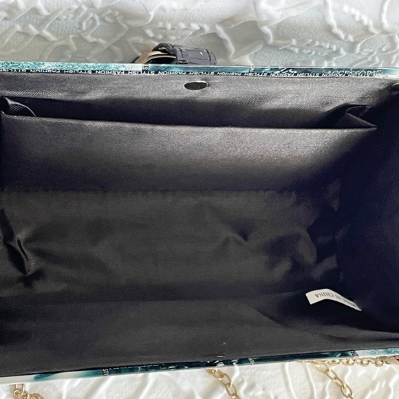 Fashion Magazine Clutch - Picture 6 of 8